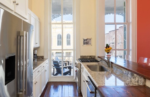 Natchez Copropriété | Stunning 3 BR/3 BA loft apartment w/balcony overlooking historic downtown!