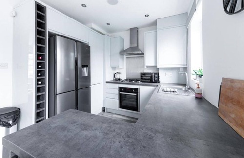 Arnos Grove Maison | Stunning 3BDR house with free parking