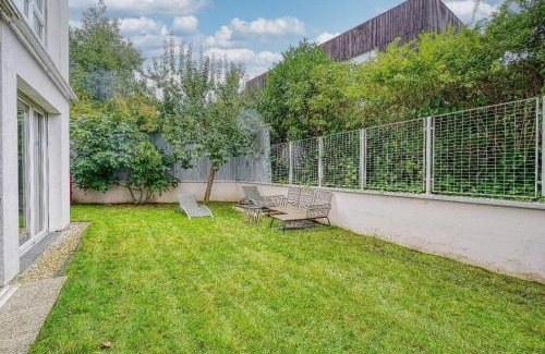 Issy-les-Moulineaux Appartement | Stunning 3Bedroom Apartment with Garden in Prestigious Area I Eiffel Tower Within 15 Minutes' Drive