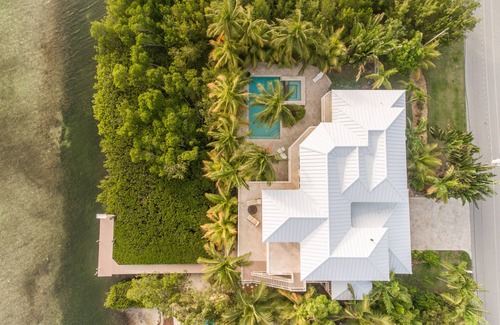Cutthroat Harbor Estates Maison | Stunning 4 bed 3.5 bath open water pool home