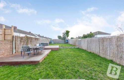 Squirrel's Heath Maison | Stunning 4-Bed House in Gidea Park