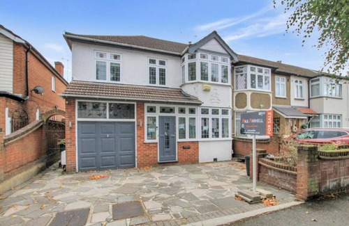 Squirrel's Heath Maison | Stunning 4-Bed House in Gidea Park