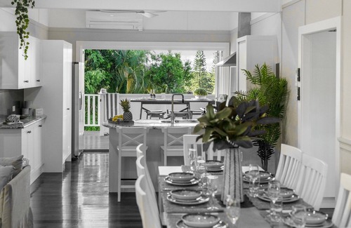 Dicky Beach Maison | Stunning 4 Bedroom Beach House - Dicky Beach