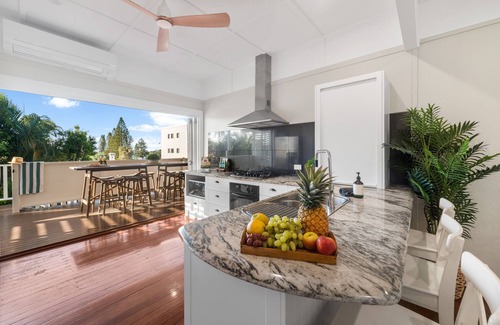 Dicky Beach Maison | Stunning 4 Bedroom Beach House - Dicky Beach