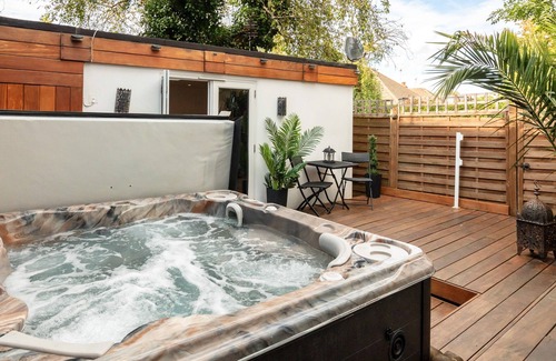 Snaresbrook Maison | Stunning 4 Bedroom House - Hot tub+Gym - Sleeps upto 8 -Escape London, in London