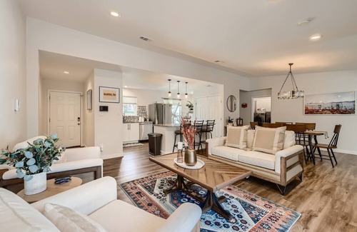 South Manchaca Maison | Stunning 4 bedroom private house with POOL!
