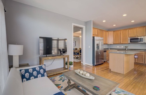 Lorton Maison | Stunning 4 bedroom townhouse 2 king suites.