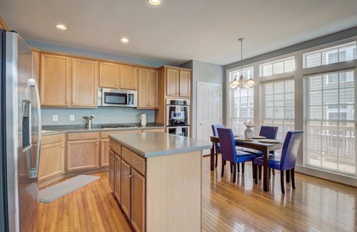 Lorton Maison | Stunning 4 bedroom townhouse 2 king suites.