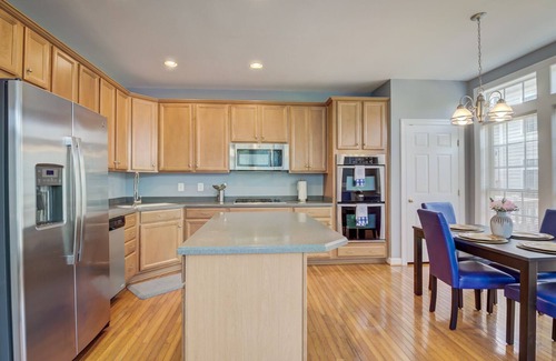 Lorton Maison | Stunning 4 bedroom townhouse 2 king suites.