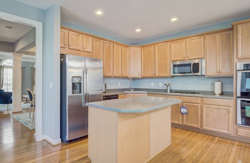 Lorton Maison | Stunning 4 bedroom townhouse 2 king suites.