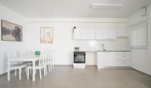 Kiryat Bialik Appartement | stunning 4-bedrooms on the 18th floor BY MadrigalRentals