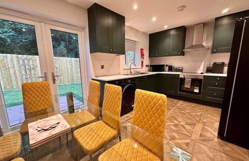 Telford Maison | Stunning 4 Bedroom| Sleeps 8| Centre Of Telford