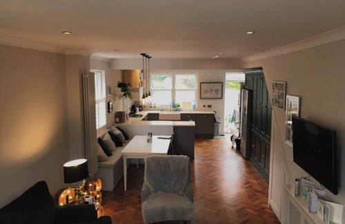 Bow West Maison | Stunning Four-Bed Home with private garden in Bow!