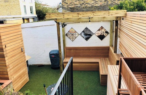 Bow West Maison | Stunning Four-Bed Home with private garden in Bow!
