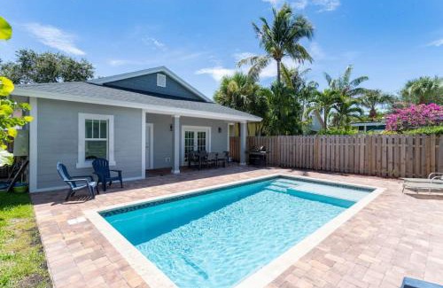 Parrot Cove Maison | Stunning 4BR 3BA Cottage Pool 5 Min to Beach