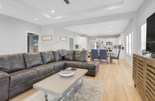 Parrot Cove Maison | Stunning 4BR 3BA Cottage Pool 5 Min to Beach