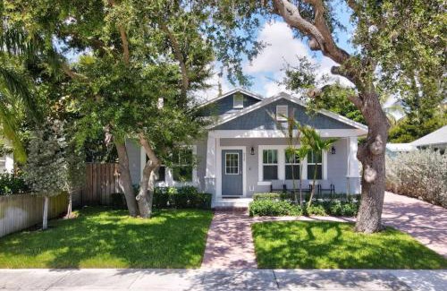 Parrot Cove Maison | Stunning 4BR 3BA Cottage Pool 5 Min to Beach