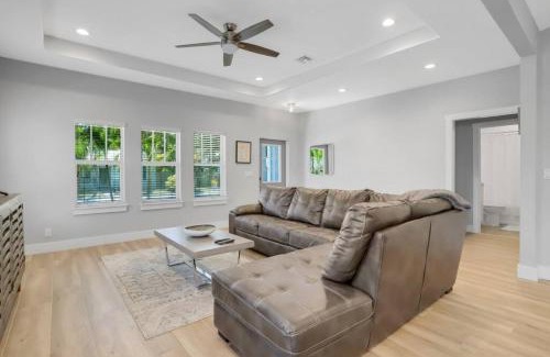 Parrot Cove Maison | Stunning 4BR 3BA Cottage Pool 5 Min to Beach