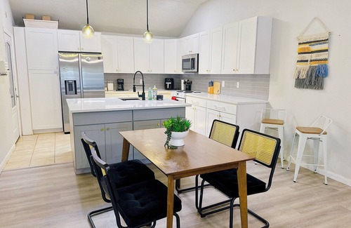 Southeast Arlington Maison | Stunning 4Br2Ba. Pets Friendly. Extended Stay welcome!
