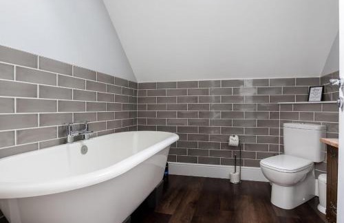 Bourton Maison | Stunning 5 Bed in the Centre of Bourton!