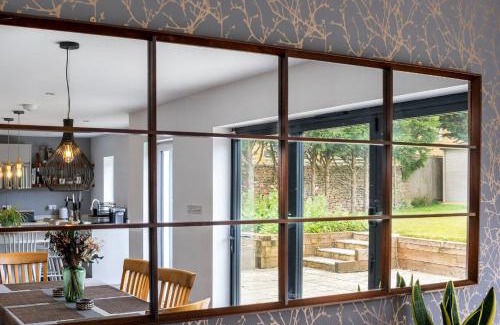 Bourton Maison | Stunning 5 Bed in the Centre of Bourton!