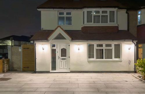 Fairlop Appartement | Stunning 5 Bedroom House with Spacious Rooms and Amenities
