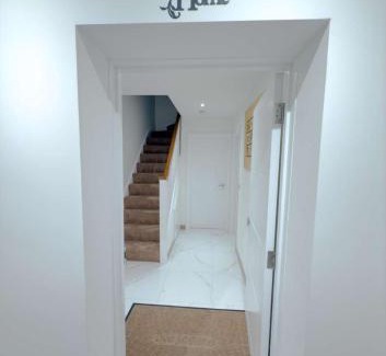 Fairlop Appartement | Stunning 5 Bedroom House with Spacious Rooms and Amenities