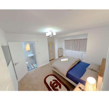 Fairlop Appartement | Stunning 5 Bedroom House with Spacious Rooms and Amenities