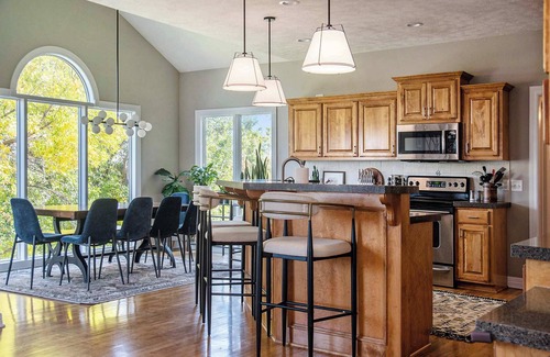 Jefferson Maison | Stunning 5BR Villa, Large Hot Tub & Scenic Yard!