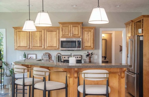 Jefferson Maison | Stunning 5BR Villa, Large Hot Tub & Scenic Yard!