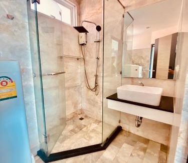 Nai Harn Appartement | Stunning 60 sqm Studio at NaiHarn Beach Condo, Walk to Beach, Your Tropical Retreat!