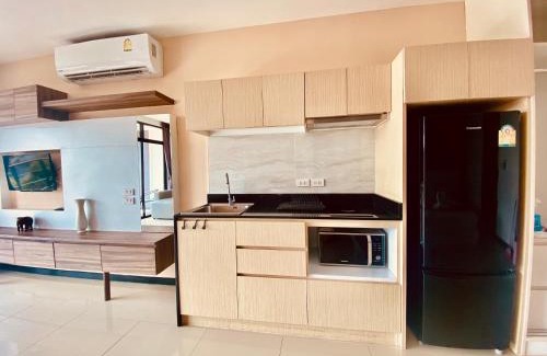 Nai Harn Appartement | Stunning 60 sqm Studio at NaiHarn Beach Condo, Walk to Beach, Your Tropical Retreat!