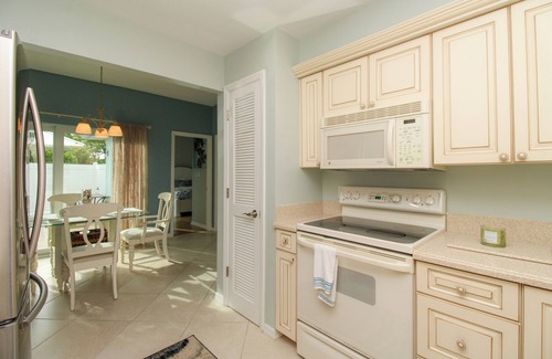 Marco Island Maison | STUNNING 7-bedroom house with separate guest house, pool and tennis courts.
