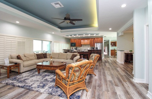 Marco Island Maison | STUNNING 7-bedroom house with separate guest house, pool and tennis courts.