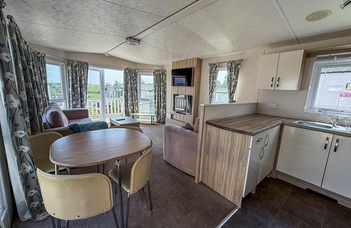 Winestead Maison | Stunning 8 berth caravan with decking and unlimited Wi-Fi, ref 71012P