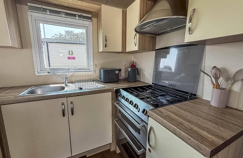 Winestead Maison | Stunning 8 berth caravan with decking and unlimited Wi-Fi, ref 71012P