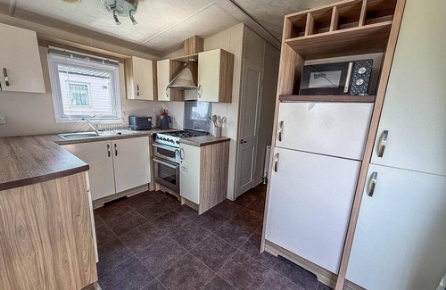 Winestead Maison | Stunning 8 berth caravan with decking and unlimited Wi-Fi, ref 71012P