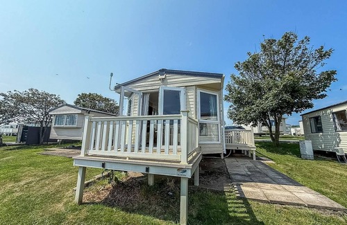 Winestead Maison | Stunning 8 berth caravan with decking and unlimited Wi-Fi, ref 71012P