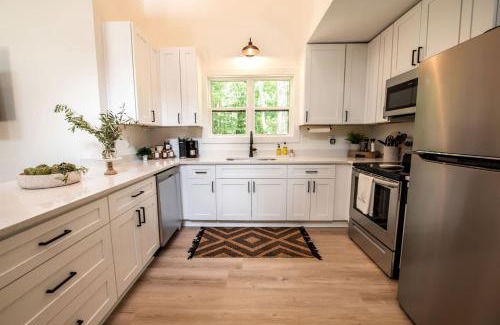 Monteagle Maison | Stunning and Fully-Equipped Tiny House with Breathtaking Views of South Cumberland State Park in Monteagle, TN