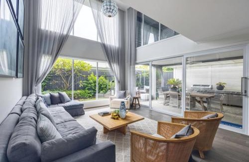Rochedale Maison | Stunning and Luxurious 4-Bedroom Mansion at Rochedale