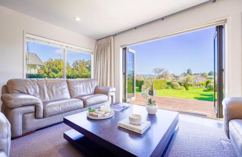 Tikitere Maison | Stunning and Spacious 5-Bedroom Home in Rotorua