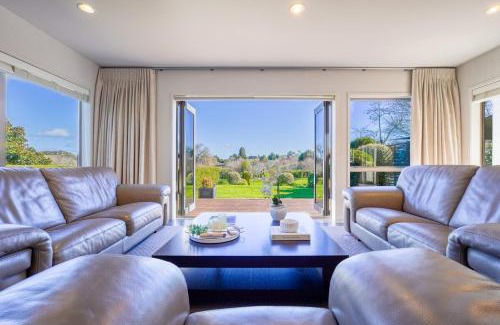 Tikitere Maison | Stunning and Spacious 5-Bedroom Home in Rotorua