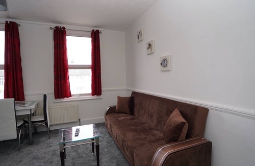 Loxford Appartement | Stunning Apt | Free Parking | Private Garden