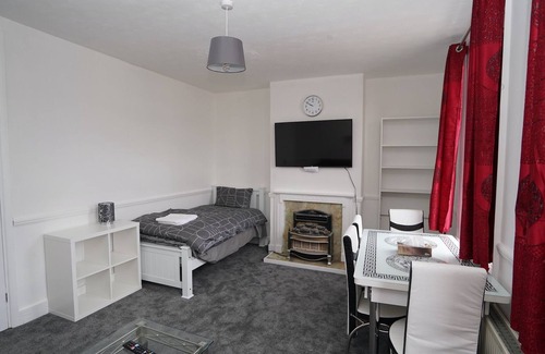 Loxford Appartement | Stunning Apt | Free Parking | Private Garden