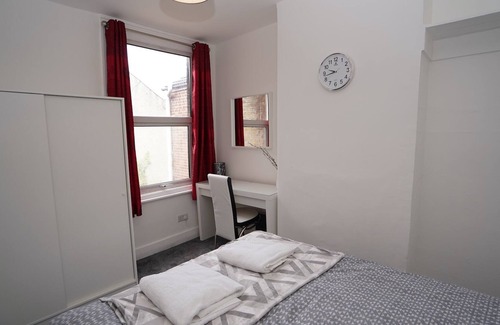 Loxford Appartement | Stunning Apt | Free Parking | Private Garden