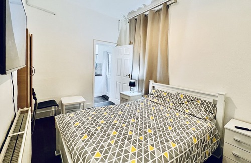 Loxford Appartement | Stunning Apt | Free Parking | Private Garden