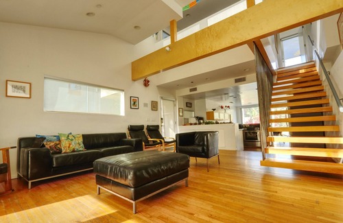 Sunset Park Maison | Stunning Architectural Home by Golf Course