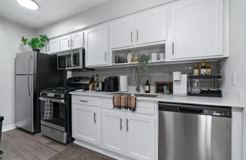 West Campus Appartement | Stunning Area, King Suite, Balcony, Free Parking, 2 mins to UT