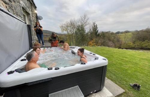 Betws Gwerfil Goch Maison | Stunning Barn Conversion with HOT TUB and ALPACAS - Ty Cerrig Barn