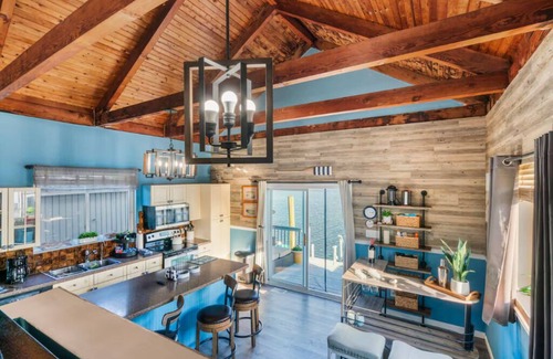Seaford Location De Bateaux | Stunning Bay Views and Romantic A-Frame Houseboat in Jones Beach, Seaford, NY